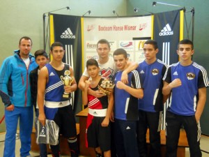 v.li. n. re.: Herr Zbik, Boxtrainer LLZ/Sportgymnasium, Valon Cekicaj, Narek Markarjan, Arian Cekicaj, Herr Morales, Landestraioner M/V, Usub Tamoev, Ali Juboori, Len Vali Hamed