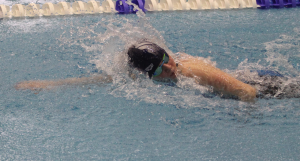 Eden schwimmt die 100 m Freistil in 1:06,20 min und gewinnt. Sie hat auch als beste Schwerinerin den Wettkampf absolviert und den Mehrkampfpokal in der AK 12 gewonnen.